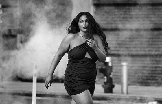 Modelka plus size promuje nową kolekcję Zara