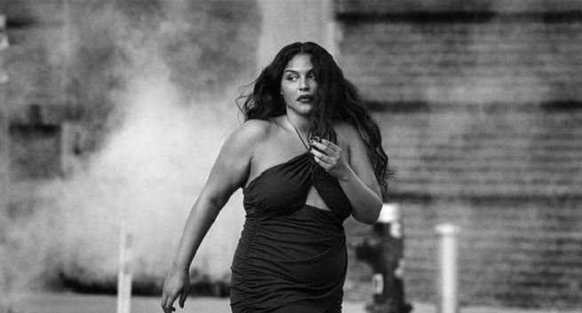 Modelka plus size promuje nową kolekcję Zara