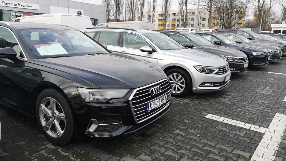 W lipcu br. najczęściej sprzedawały się samochody z silnikami benzynowymi, przed autami z silnikami diesla.