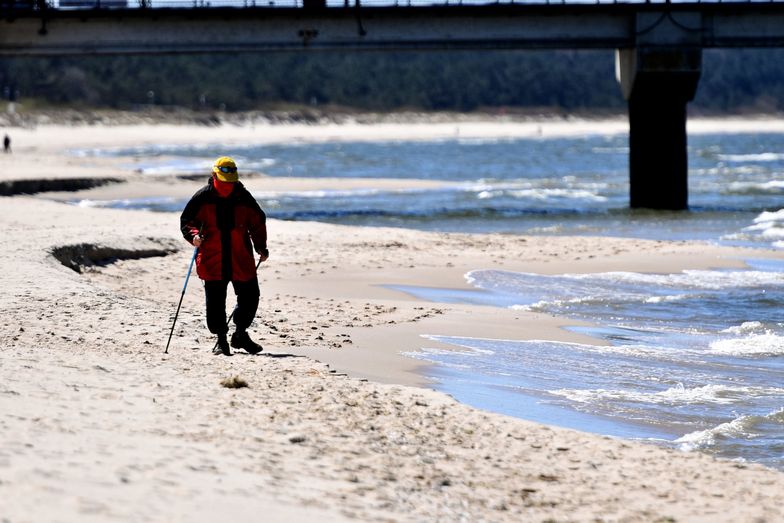 Na plażach obecnie spotkać można głównie spacerowiczów, którzy korzystają ze złagodzonych obostrzeń.