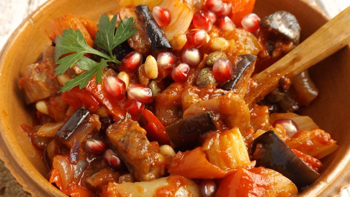 Caponata to świetny dodatek zarówno na ciepło, jak i na zimno
