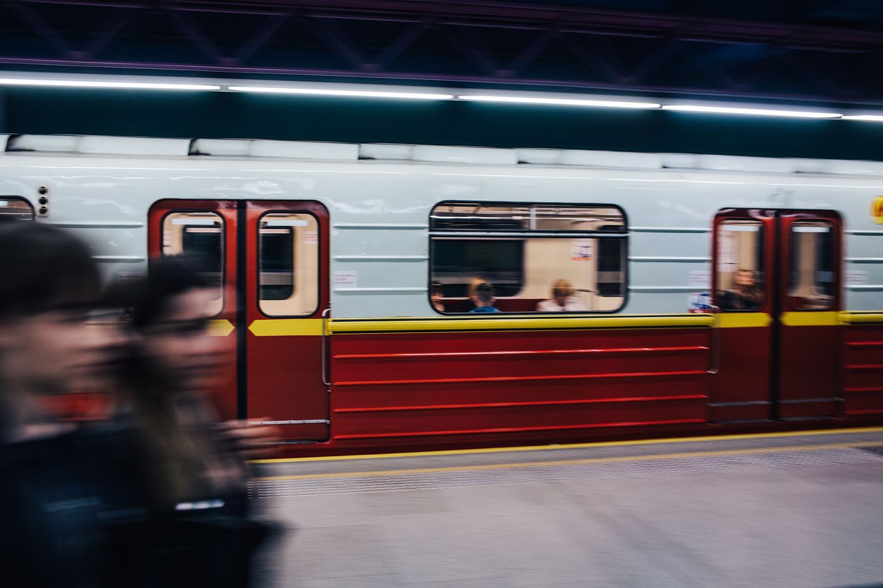 Warszawa: 10 kluczowych stacji metra nieczynnych. Pociągi jeżdżą w dwóch pętlach, jest komunikacja zastępcza