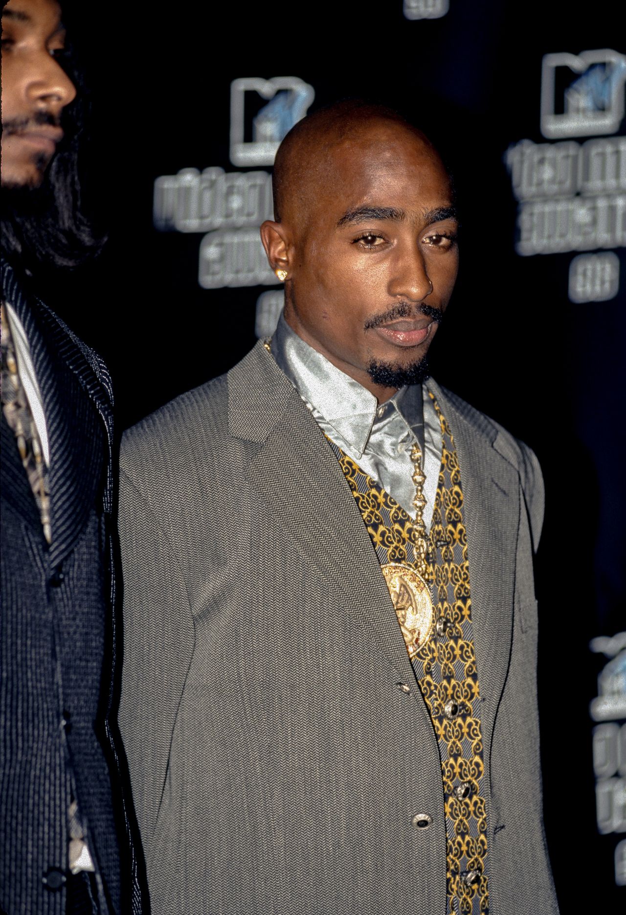 American rapper Tupac Shakur (2Pac) attends the 1996 MTV Video Music Awards on September 4, 1996 at Radio City Music Hall in New York City, New York. (Photo By Larry Busacca/Getty Images)