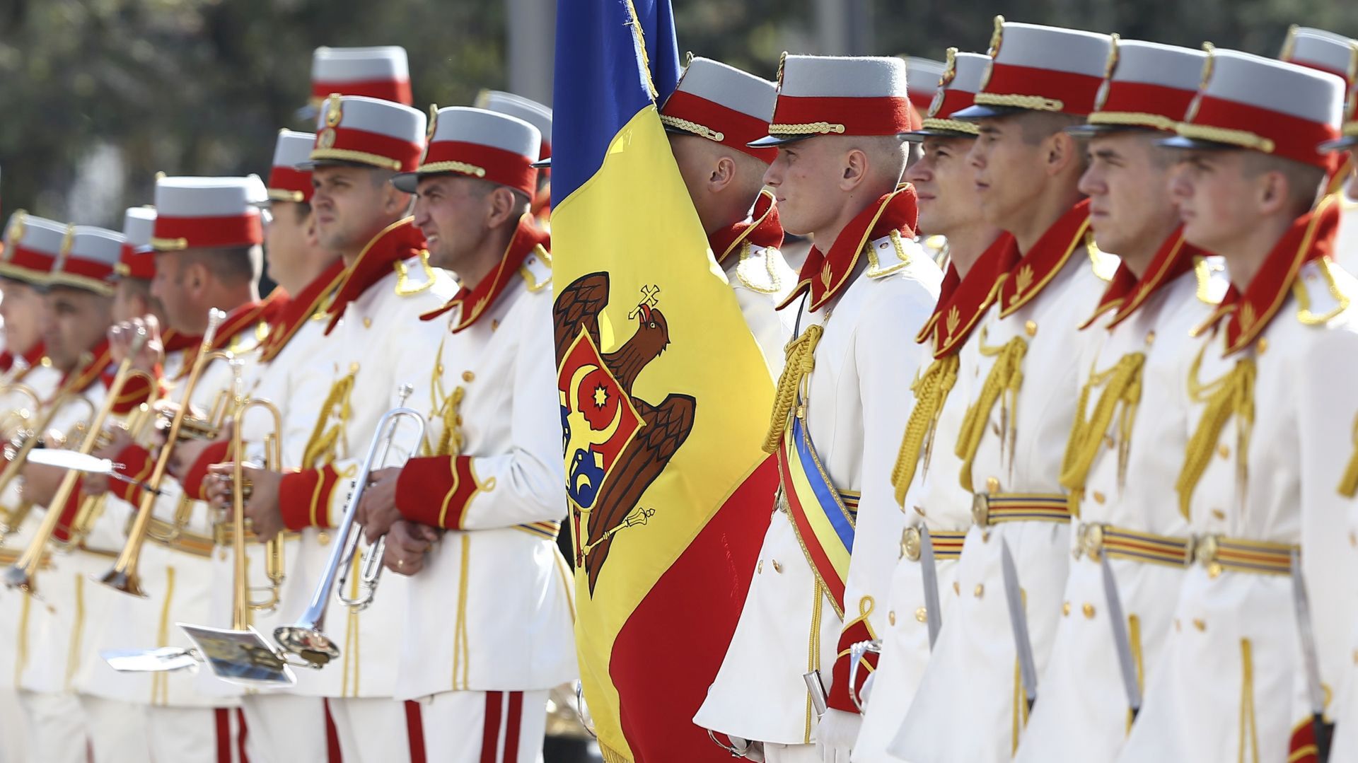 Kompania reprezentacyjna mołdawskiej armii czeka na przybycie prezydenta Turcji. Kiszyniów, 17 października 2018 roku 