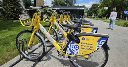 Żółta fala toczy się przez Toruń. Sprawdziliśmy, jak działa nowy system roweru miejskiego