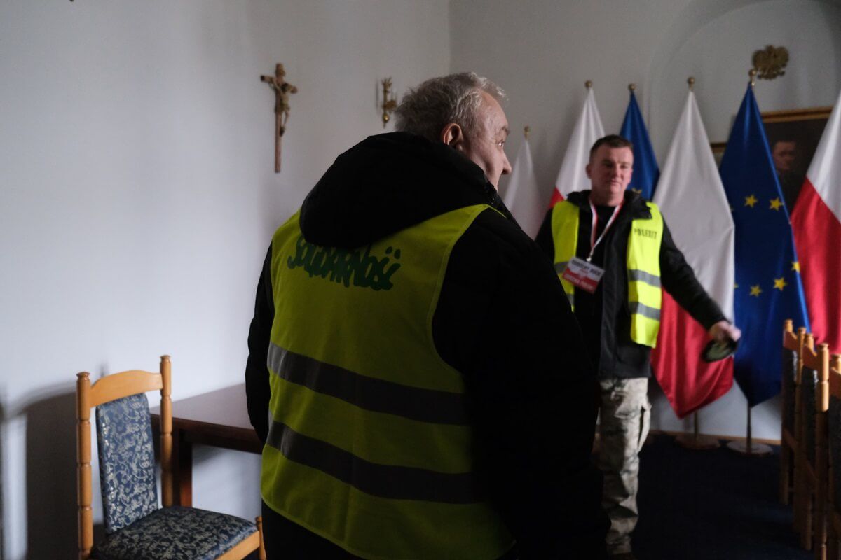 Rolnicy w sali nr 52, gdzie przewieszono krzyż z Sali Kolumnowej