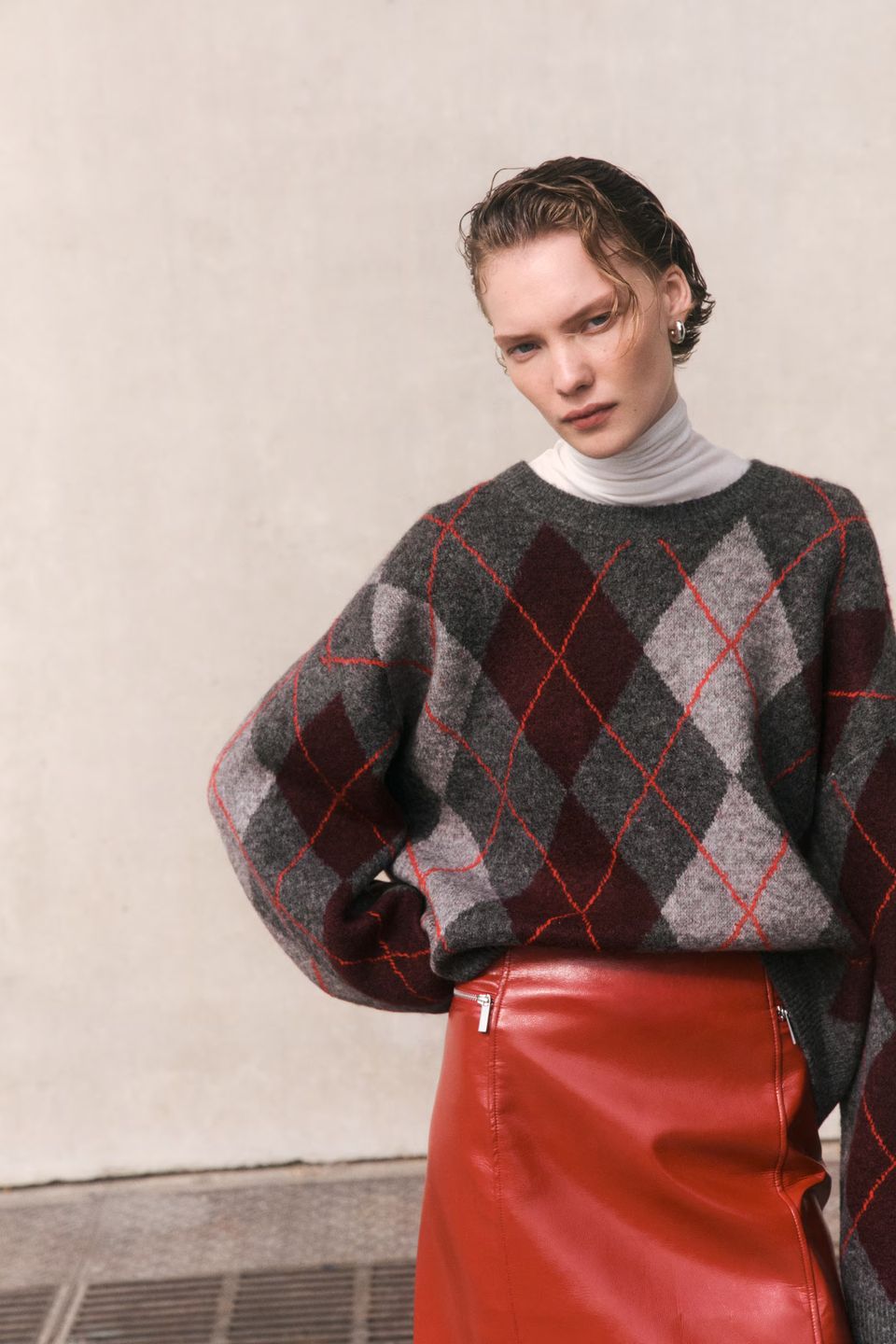 Sweter w romby w męskim stylu z H&M.