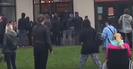 Ruszenie na Białorusi. Tłumy ustawiają się przed kawiarnią. O co chodzi?