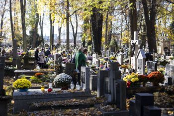 Trzy cmentarze w Krakowie czeka kompleksowa modernizacja. Powstaną kolumbaria. Zniszczona kaplica pójdzie wreszcie do remontu