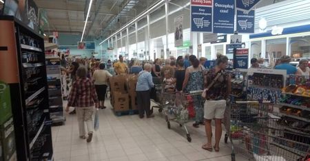 Lublin: Tesco przeżywa oblężenie. Ogromne kolejki do kas, puste półki [ZDJĘCIA]