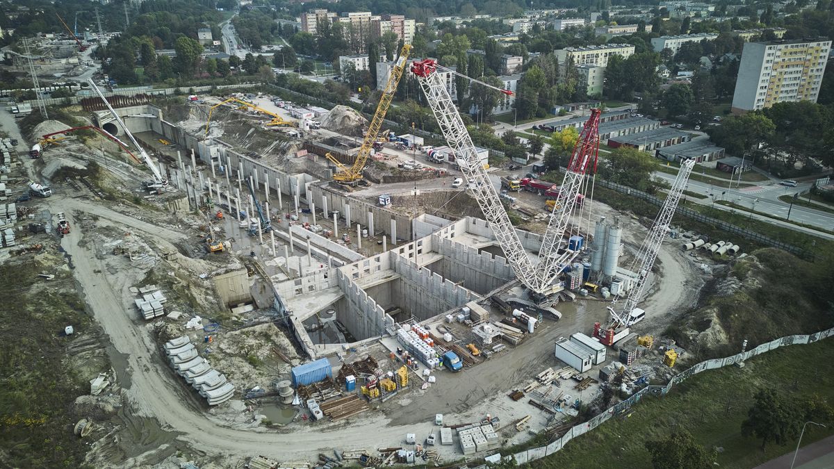 17.09.2024 Lodz, ulica Al Wlokniarzy. Ograniczenie ruchusamochodowego w okolicach budowy tunelu srednicowego na wysokosci przystanku Koziny. 
Fot. Tomasz Stanczak / Agencja Wyborcza.pl
Fot. Tomasz Stanczak / Agencja Wyborcza.pl
tunel, srednicowy, PKP, PLK, inwestycje, budowy, kolej