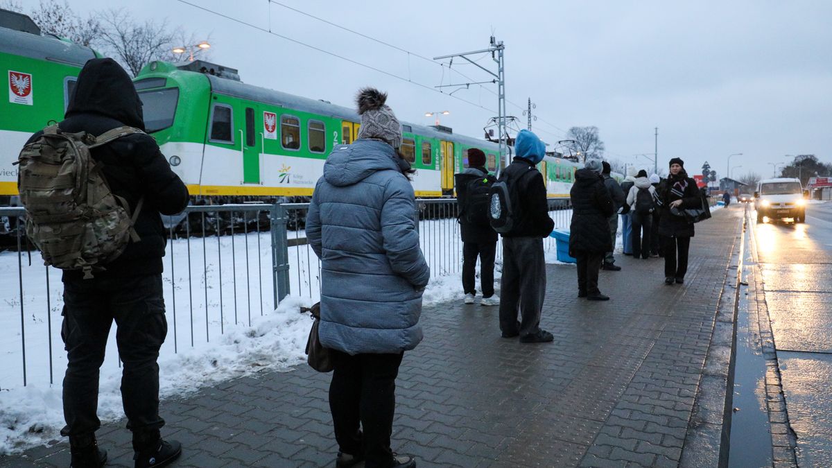 Warszawa, 04.12.2023. Utrudnienia na linii otwockiej - pasażerowie czekają na autobusy komunikacji zastępczej na stacji Warszawa Falenica, 4 bm. W związku z pracami prowadzonymi przez PKP PLK na odcinku Warszawa Wschodnia � Warszawa Wawer, pasażerów korzystających z pociągów Szybkiej Kolei Miejskiej i Kolei Mazowieckich czekają poważne utrudnienia. Pociągi SKM z Otwocka dojadą tylko do stacji Warszawa Radość a pociągi KM z Dęblina do stacji Warszawa Falenica, uruchomiona została komunikacja zastępcza. (mr) PAP/Paweł Supernak