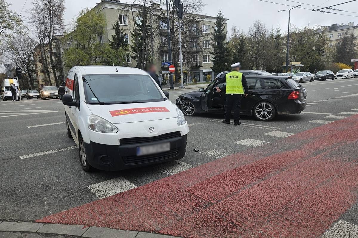 Zderzenie BMW z peugeotem na Al. Racławickich w Lublinie