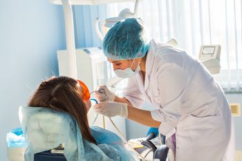 Z bólem zęba tylko prywatnie. Kraków bez doraźnego dentysty na NFZ