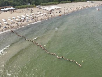 Siedmiolatek zaginął na plaży. Utworzyli dwa łańcuchy życia