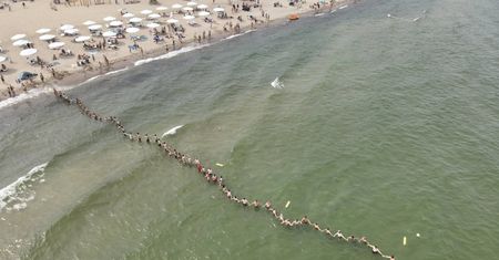 Siedmiolatek zaginął na plaży. Utworzyli dwa łańcuchy życia