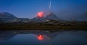 Spadający meteor nad wybuchającym wulkanem? Dla tego fotografa to żaden problem