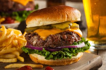 Masz ochotę na hamburgera, pizzę bądź frytki? Powód może cię bardzo zaskoczyć