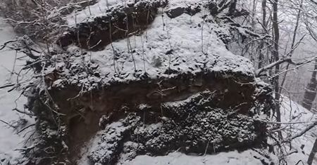 Sensacyjne odkrycie w lesie. Znalazł tajemniczy tunel