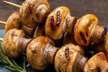 Pieczarki na grillu zrobią furorę. Tylko wcześniej odpowiednio je zamarynuj