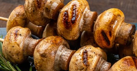 Pieczarki na grillu zrobią furorę. Tylko wcześniej odpowiednio je zamarynuj