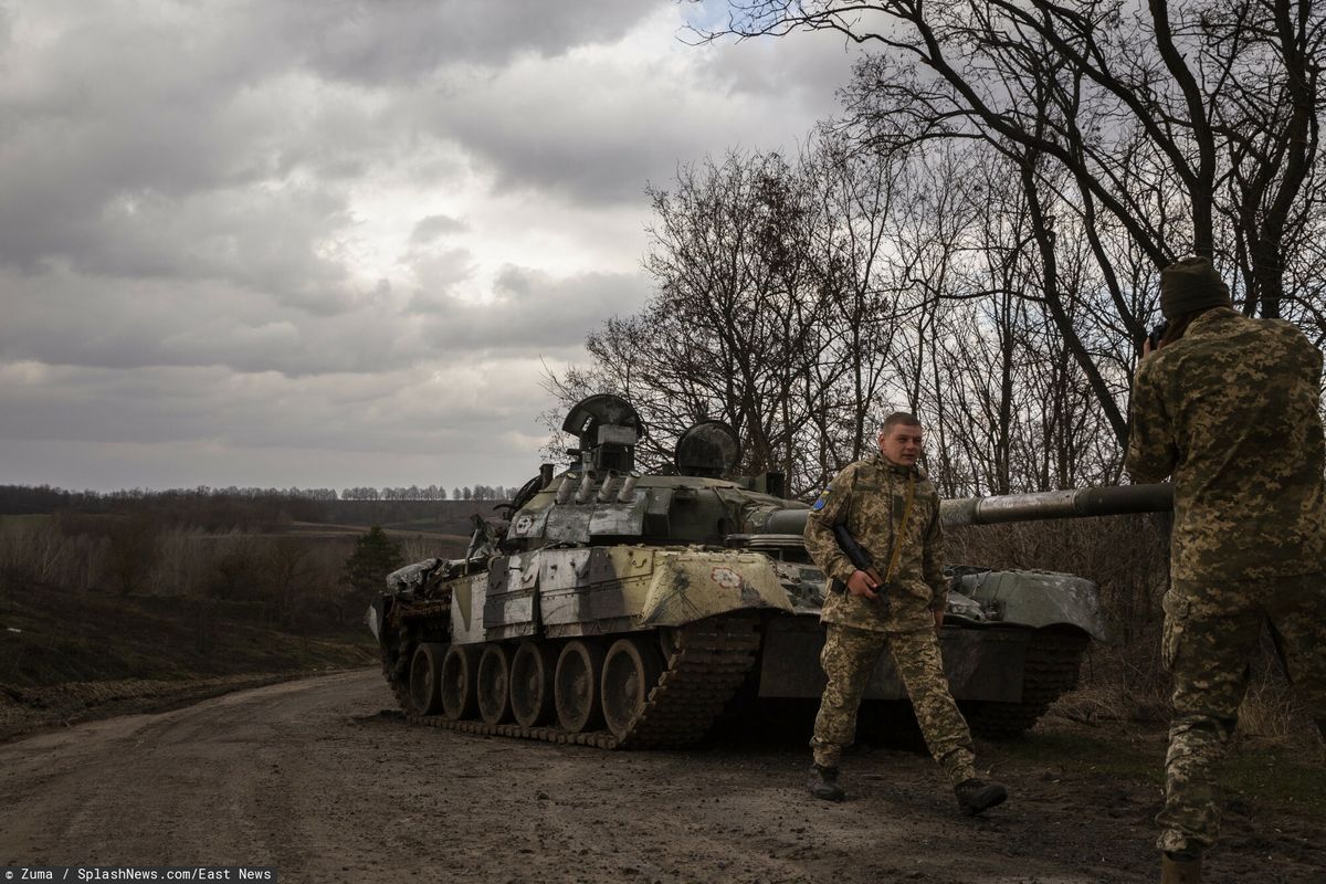 Wojna w Ukrainie. Ukraińscy żołnierze przy zniszczonym rosyjskim pojeździe opancerzonym 