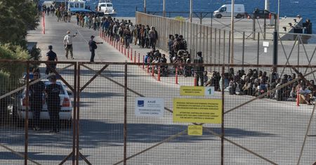 Setki zatrzymanych. Ateny podejmują decyzję w sprawie migrantów