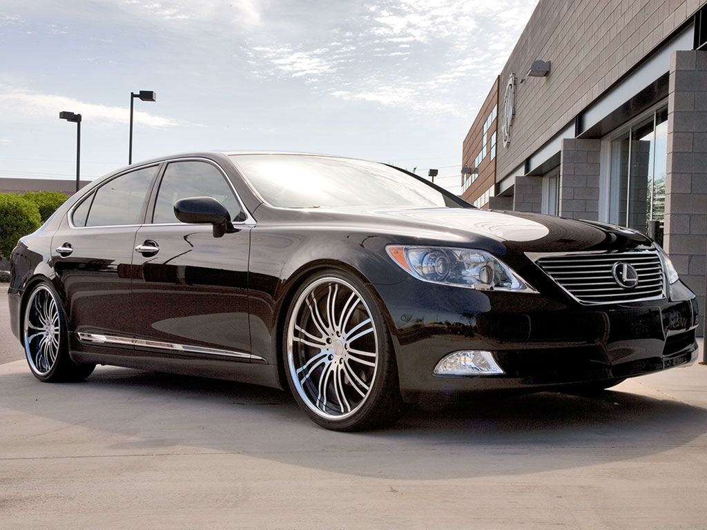 Lexus LS460 (fot. carsdesigns.com)