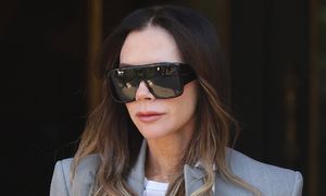 Victoria Beckham "PRZYŁAPANA" w Londynie po raz pierwszy od tyrady Brooklyna. Humor jej nie dopisywał... (WIDEO)