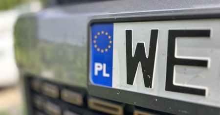 Znak PL na tablicy. Czy wystarczy za granicą?