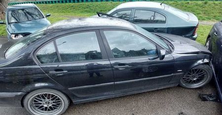 18-latek w bmw popisywał się na parkingu. Uszkodził trzy samochody