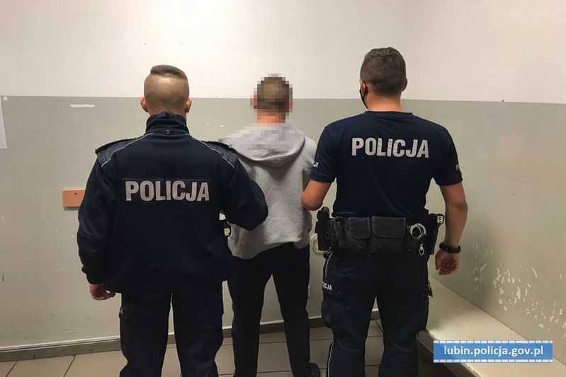 Lubin. Napadli starszego mężczyznę, schowali się przed policją w krzakach. Grozi im do 12 lat więzienia