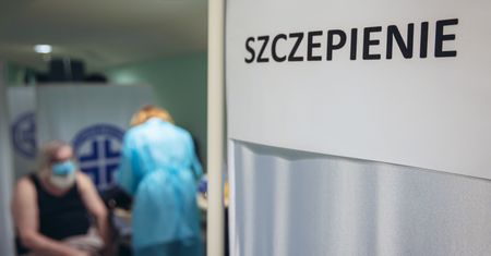 Koronawirus. Szczepienie dzieci wzbudza kontrowersje. Mimo to, chętnych nie brakuje