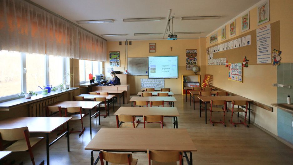 nauka zdalna
Gorz�w Wielkopolski, 20.12.2021. Koronawirus w Polsce. Zdalne zaj�cia, prowadzone z siedziby Szko�y Podstawowej nr 21 w Gorzowie Wielkopolskim, 20 bm. Takie rozwi�zanie pozwala na wykorzystanie szkolnych tablic multimedialnych i innych pomocy dydaktycznych, co nieco zbli�a uczni�w do tradycyjnego nauczania stacjonarnego. Od dzisiaj  do 9 stycznia 2022 r. w kraju zawieszone s� zaj�cia stacjonarne w szko�ach podstawowych i ponadpodstawowych. (amb) PAP/Lech Muszy�ski
Lech Muszy�ski
covid-19, epidemia, epidemie i zarazy, klasa, koronawirus, koronawirus w Polsce, nauczyciel, nauczycielka, nauka, pracownia szkolna, sala lekcyjna, SARS-CoV-2, szko�a, Szko�y Podstawowej nr 21 w Gorzowie Wielkopolskim, zaj�cia szkolne, zdalna, zdalne nauczanie