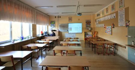 Zaatakował dwie kobiety w szkole. Jest decyzja sądu ws. pijanego ojca