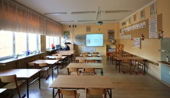 Zaatakował dwie kobiety w szkole. Jest decyzja sądu ws. pijanego ojca