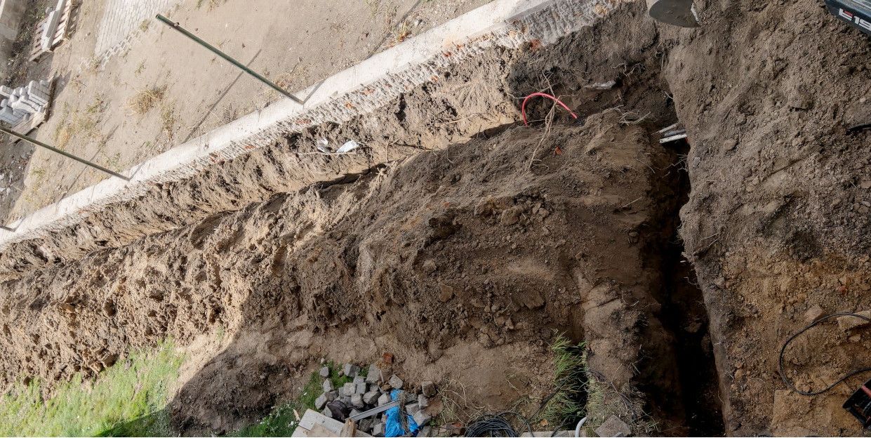 Wykop na trawniku to pewien problem, ale jedyna metoda na nielimitowany szybki Internet (fot. dobreprogramy)