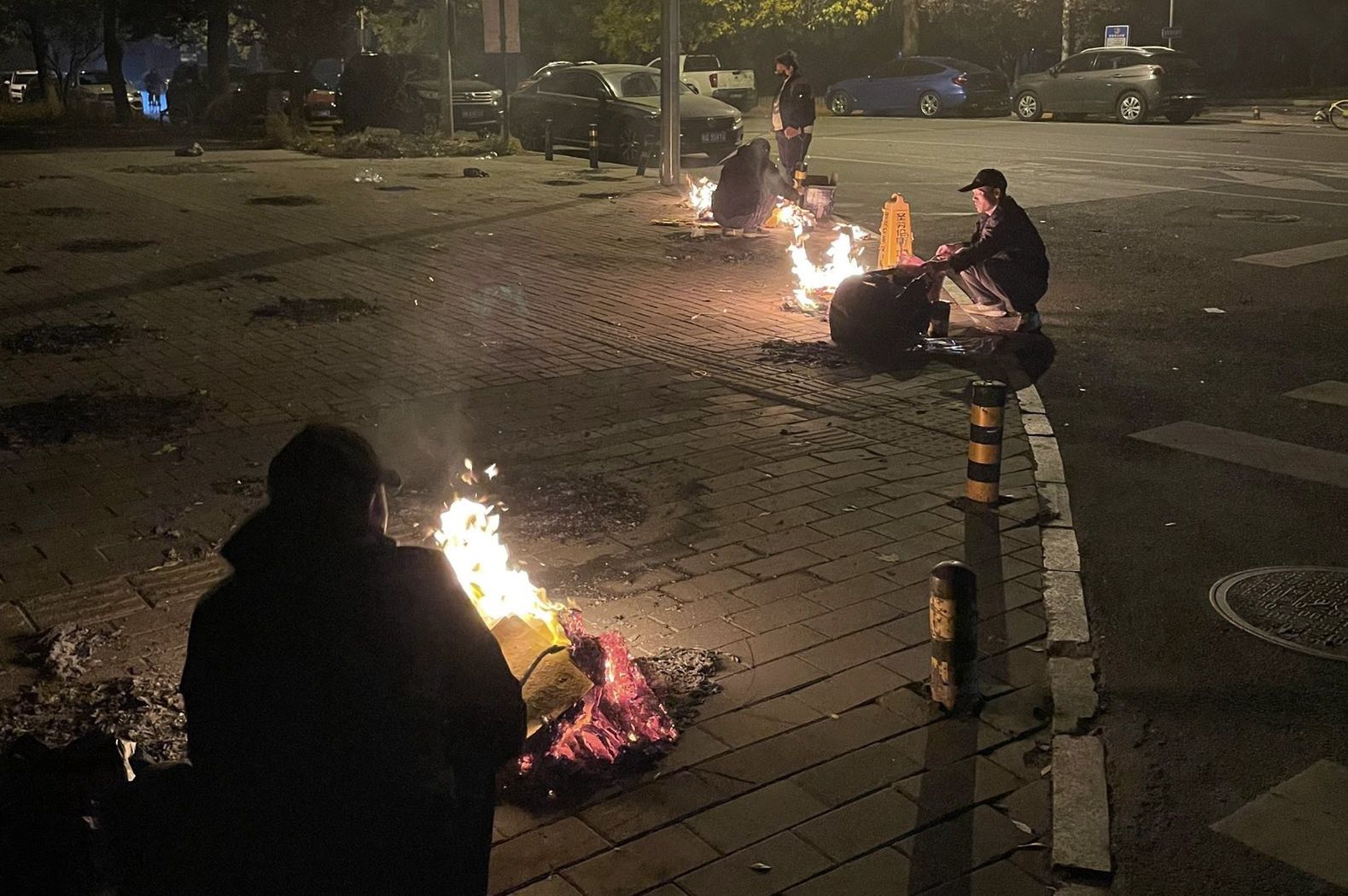 Ogniska na ulicy. Niezwykłe sceny w Chinach. Zeszło się z polskim świętem