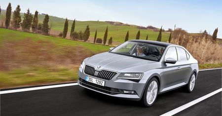 Nowa Škoda Superb (2015) na zestawie świeżych zdjęć