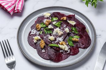 Weselne menu Kingi Dudy pod lupą. To carpaccio z pieczonych buraków z łatwością odtworzysz w domu