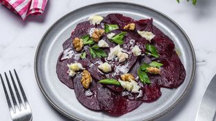 Weselne menu Kingi Dudy pod lupą. To carpaccio z pieczonych buraków z łatwością odtworzysz w domu