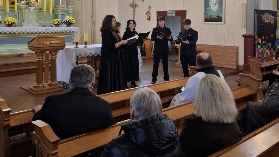 Była to wyjątkowa chwila modlitwy, zadumy i wdzięczności wobec tych, którzy oddali życie za wolną Polskę (fot. archiwum UG Turośl)