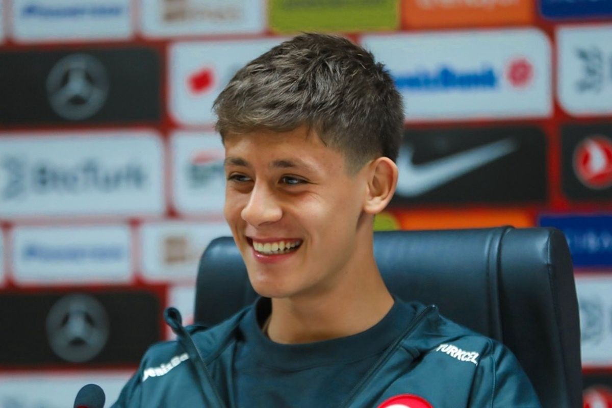 Arda Guler na konferencji prasowej reprezentacji Turcji