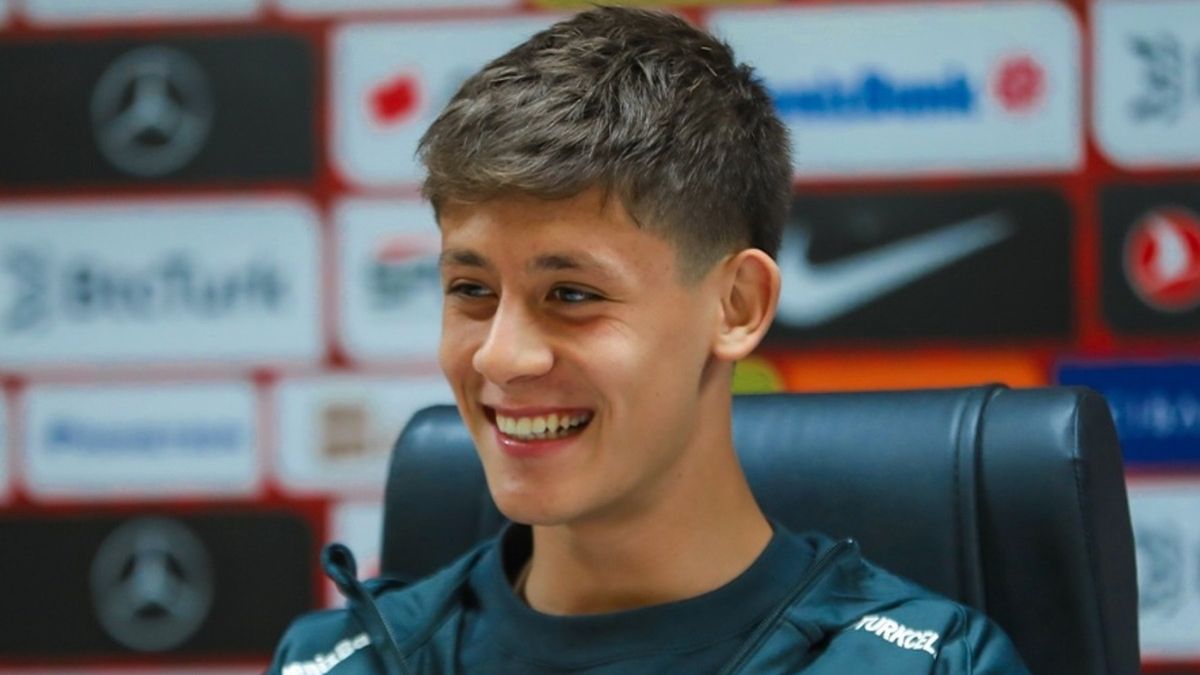 Arda Guler na konferencji prasowej reprezentacji Turcji