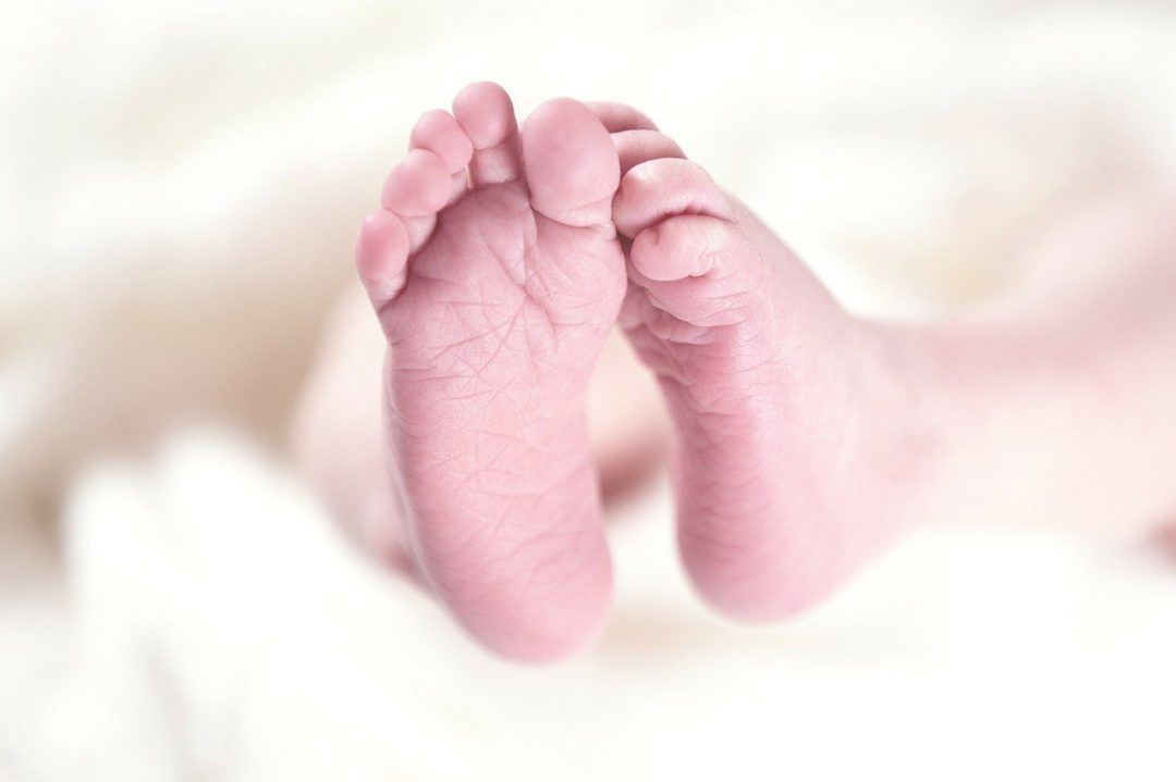 Międzyrzecz: 1,5-roczna dziewczynka wypadła z okna. Jej stan jest ciężki