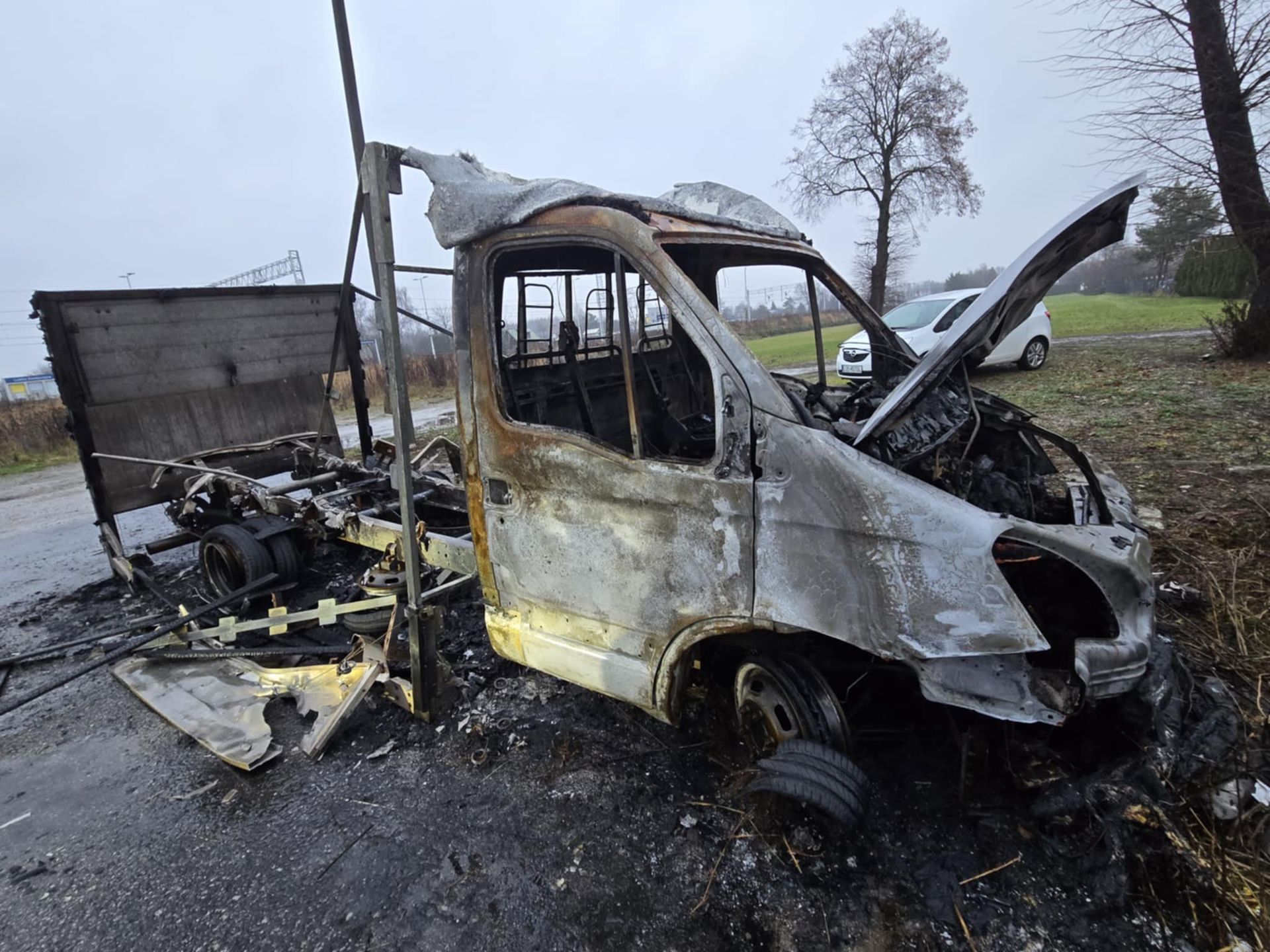 Pożar samochodu przy stacji kolejowej w Lublinie. Iveco spłonęło doszczętnie
