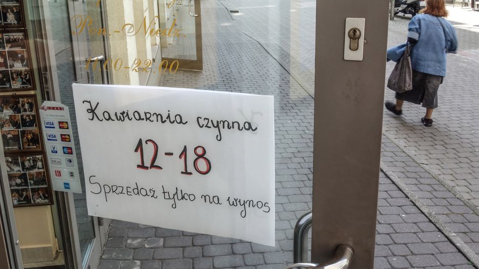Odmrażanie gospodarki i koronawirus. "Czy można wypić kawę przez dziurkę w masce?"