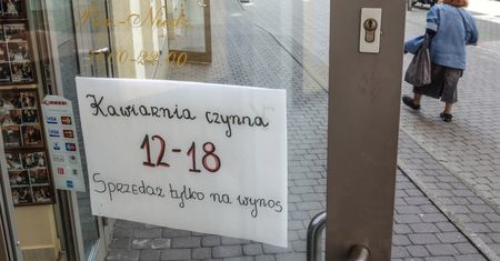 Odmrażanie gospodarki. Feluś: "Czy można wypić kawę przez dziurkę w masce?" [OPINIA]