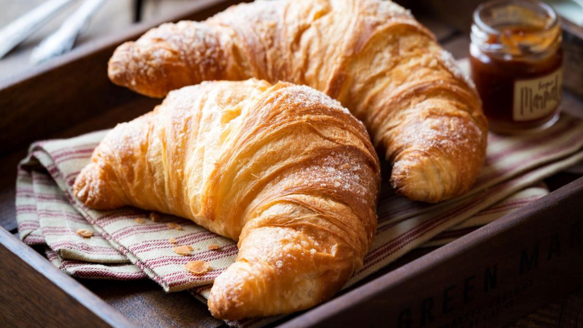 Croissant maślany to chrupiący z wierzchu i miękki w środku rogalik z ciasta francuskiego lub francusko-drożdżowego o maślanym smaku i delikatnej, wyjątkowej strukturze.