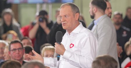 Ludzie wybuchli śmiechem, gdy Tusk zażartował o Kaczyńskim. "Broń Boże"